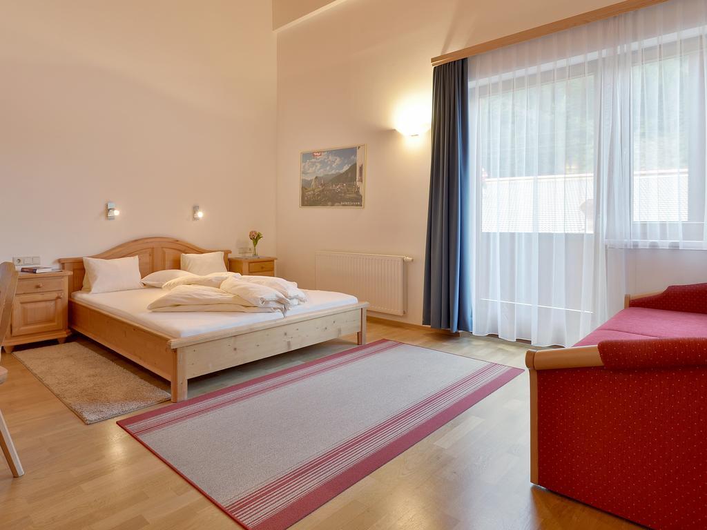 Ferienwohnungen Haus Der Mitte Mayrhofen Kamer foto
