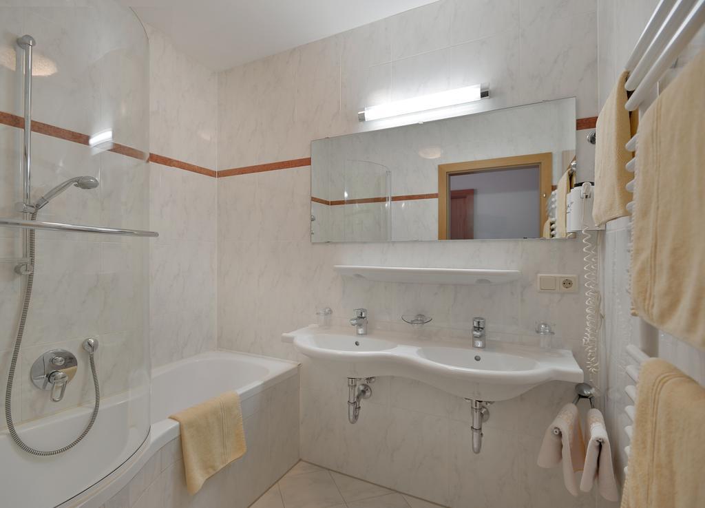 Ferienwohnungen Haus Der Mitte Mayrhofen Kamer foto