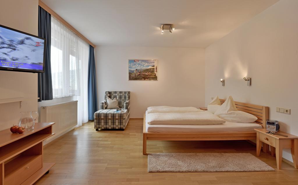 Ferienwohnungen Haus Der Mitte Mayrhofen Kamer foto