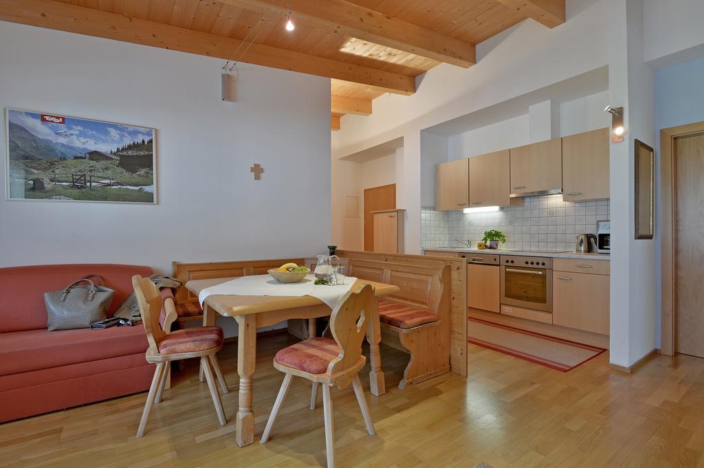 Ferienwohnungen Haus Der Mitte Mayrhofen Kamer foto